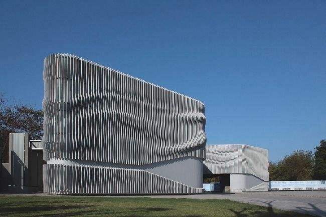 西青浅谈现代建筑采用网架结构安装的主要优势和应用